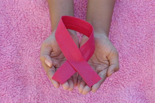 Evaluate the main factors that lead to late detection of early breast cancer